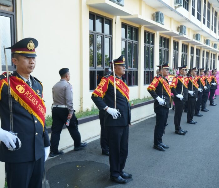 Pedang Pora Iringi Pengabdian Terakhir, Polres Purwakarta Lepas Personel Purna Bakti Penuh Haru di Hari Bhayangkara ke-80