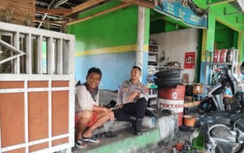 Ngobrol Santai di Bengkel, Bhabinkamtibmas Polres Purwakarta Ajak Warga Jadi Mitra Jaga Kamtibmas