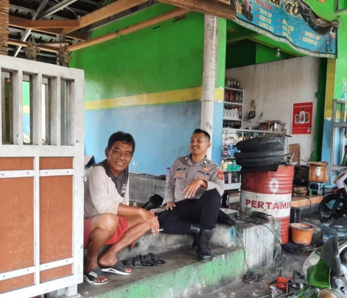 Ngobrol Santai di Bengkel, Bhabinkamtibmas Polres Purwakarta Ajak Warga Jadi Mitra Jaga Kamtibmas
