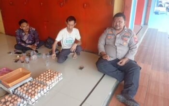 Duduk Santai Bersama Pedagang Telur, Bhabinkamtibmas Polres Purwakarta Perkuat Kemitraan Dengan Pelaku UMKM