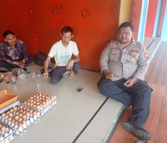 Duduk Santai Bersama Pedagang Telur, Bhabinkamtibmas Polres Purwakarta Perkuat Kemitraan Dengan Pelaku UMKM