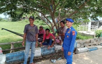 Polri Hadir di Pesisir Jatiluhur, Sat Polairud Edukasi Buruh Angkut Hadapi Perubahan Cuaca dan Jaga Keamanan