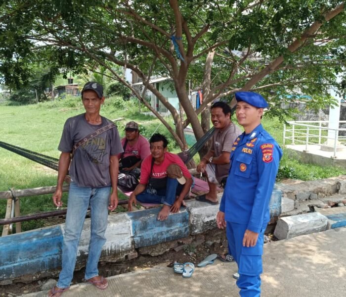 Polri Hadir di Pesisir Jatiluhur, Sat Polairud Edukasi Buruh Angkut Hadapi Perubahan Cuaca dan Jaga Keamanan