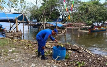 Polri Peduli Lingkungan, Sat Polairud Polres Purwakarta Bersihkan Pesisir Waduk dari Sampah