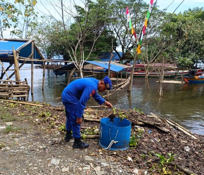 Polri Peduli Lingkungan, Sat Polairud Polres Purwakarta Bersihkan Pesisir Waduk dari Sampah