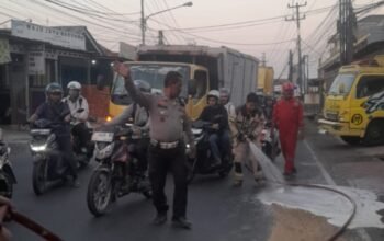 Polri Sigap, Polsek Campaka Bersihkan Tumpahan Oli Demi Cegah Kecelakaan di Jalan Raya