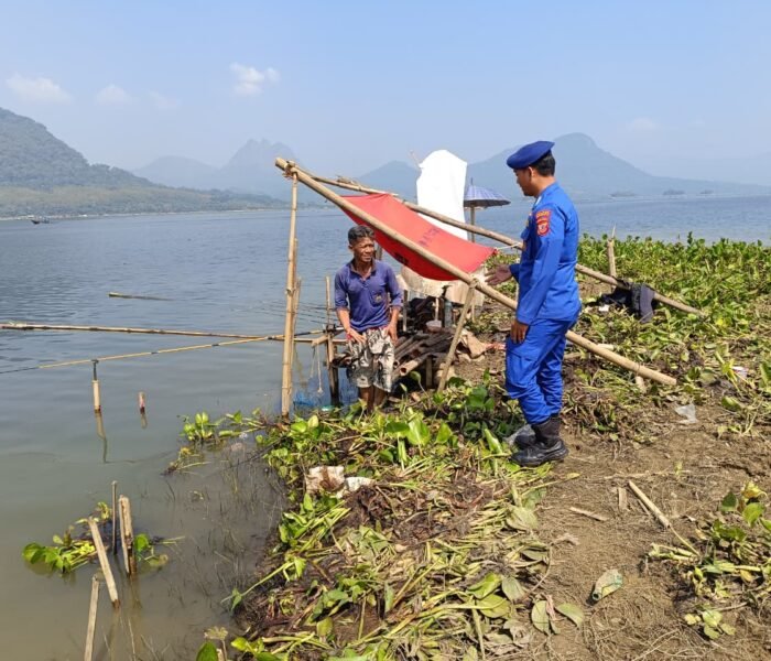 Sat Polairud Polres Purwakarta Sapa Pemancing di Waduk Jatiluhur, Edukasi Keselamatan dan Kepedulian Lingkungan