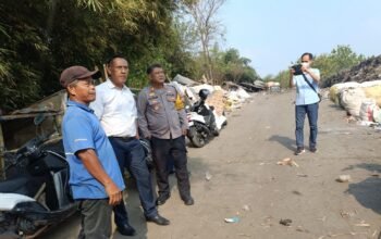 Kapolsek Pasawahan Cek Lokasi Kebakaran TPA Cikolotok, Pastikan Situasi Aman dan Beri Imbauan Kamtibmas Kepada Warga