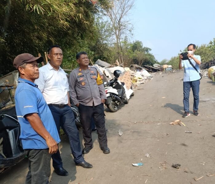 Kapolsek Pasawahan Cek Lokasi Kebakaran TPA Cikolotok, Pastikan Situasi Aman dan Beri Imbauan Kamtibmas Kepada Warga