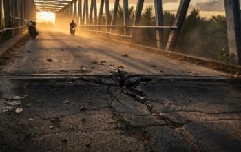 Rawan Saat Melintas di Tanjakan Jembatan Sungai Paduan Kayong Utara Semakin Dalam, Pengendara Roda Dua Paling Terdampak
