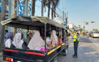 Momen Akhir Pekan, Satlantas Polres Purwakarta Intensifkan Sosialisasi Larangan Mobil Pick Up Angkut Penumpang Demi Keselamatan