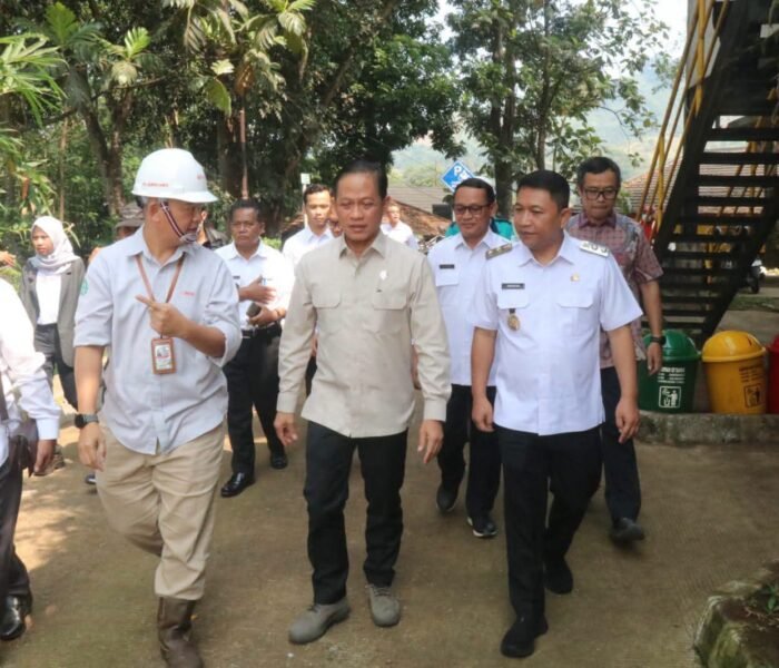 Wakil Bupati Sukabumi H Andreas S.E. Dampingi Wamenko Bidang Pangan Tinjau Oprasional RDF Di TPA Cimenteng