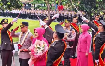 Tradisi Gerbang Pora Sambut Kapolres Baru Payakumbuh Irwan Andeta