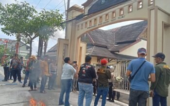 Aksi AWaSI Jambi Memanas, Ban Dibakar dan Pagar Kantor BPKPD Digembok, Pendemo Akan Lanjutkan Aksu ke Rumdis Gubernur Jambi