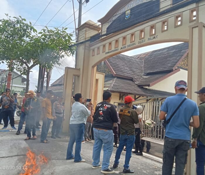 Aksi AWaSI Jambi Memanas, Ban Dibakar dan Pagar Kantor BPKPD Digembok, Pendemo Akan Lanjutkan Aksu ke Rumdis Gubernur Jambi