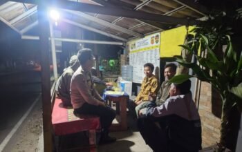 Perkuat Sistem Keamanan Lingkungan, Bhabinkamtibmas Polsek Campaka Kontrol Pos Satkamling dan Ajak Warga Aktif Ronda Malam
