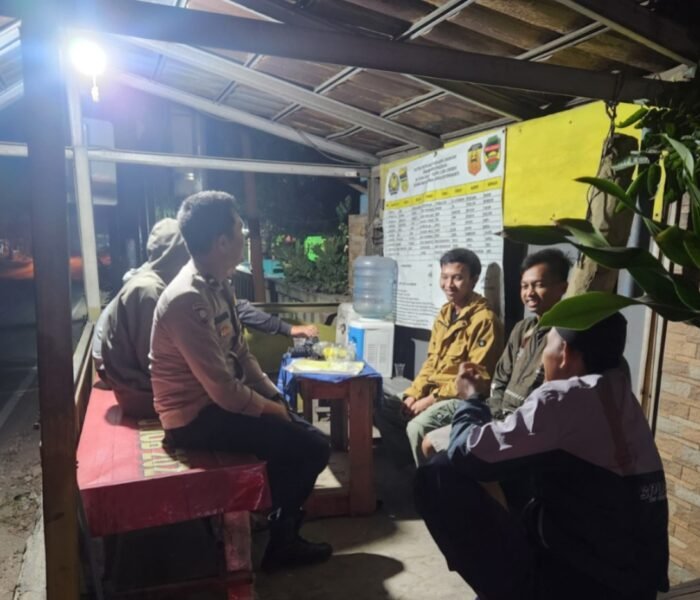 Perkuat Sistem Keamanan Lingkungan, Bhabinkamtibmas Polsek Campaka Kontrol Pos Satkamling dan Ajak Warga Aktif Ronda Malam
