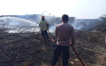 Gerak Cepat Polsek Kiarapedes Bantu Padamkan Kebakaran Lahan, Warga Diimbau Waspada