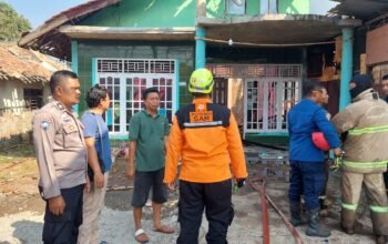 Personel Polsek Cibatu Gerak Cepat Datangi TKP Kebakaran Rumah, Pastikan Penanganan Berjalan Optimal
