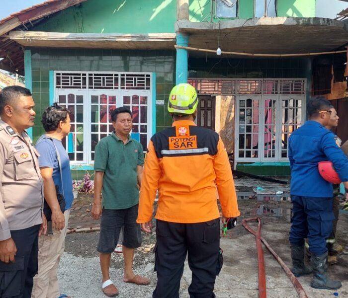 Personel Polsek Cibatu Gerak Cepat Datangi TKP Kebakaran Rumah, Pastikan Penanganan Berjalan Optimal