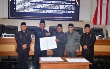 Rapat Paripurna DPRD Bupati Sukabumi Drs. H. Asep Japar, M.M., Sampaikan Tiga Agenda Penting