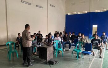 Antisipasi Kerawanan Suporter, Polsek Jatiluhur Amankan Nobar Persib Vs Persija di Desa Kembangkuning