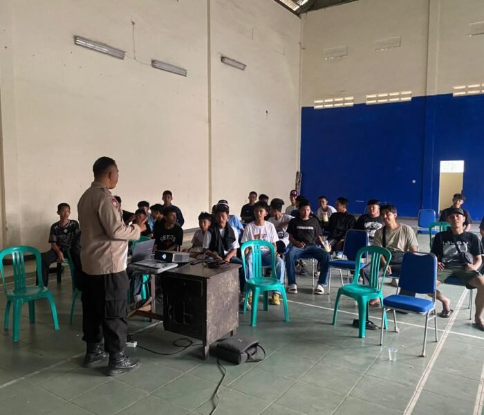 Antisipasi Kerawanan Suporter, Polsek Jatiluhur Amankan Nobar Persib Vs Persija di Desa Kembangkuning
