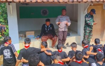 Polri dan TNI Bersinergi, Pantau Kegiatan Perkemahan Santri Al Muhajirin di Sukajaya