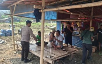 Sambangi Warga Pesisir Jatiluhur, Satpolairud Ingatkan Keselamatan dan Jaga Kebersihan Waduk