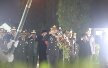 Khidmat Tengah Malam, Kapolres Purwakarta Pimpin Apel Kehormatan dan Renungan Suci di TMP Sirna Raga