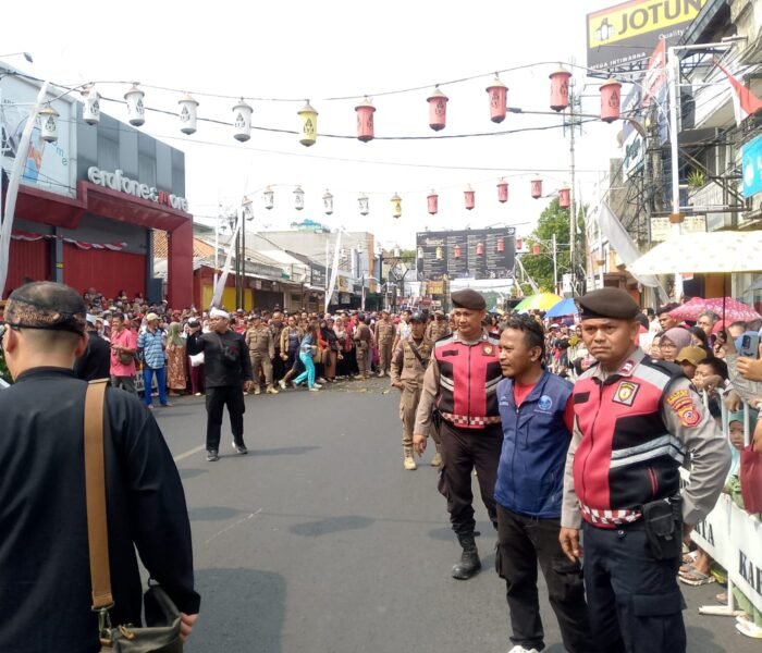 Pawai Kendaraan Hias Meriahkan HUT Ke-81 RI, Sat Samapta Polres Purwakarta Lakukan Pengamanan