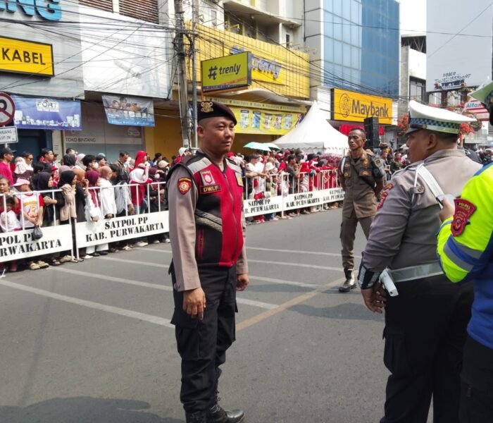 Karnaval Mobil Hias Semarakkan HUT Ke-81 RI, Sat Samapta Polres Purwakarta Pastikan Warga Aman Menikmati Perayaan