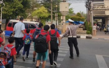 Polisi Bantu Pelajar Menyeberang, Satlantas Perkuat Pelayanan Humanis di Kawasan Tertib Lalu Lintas
