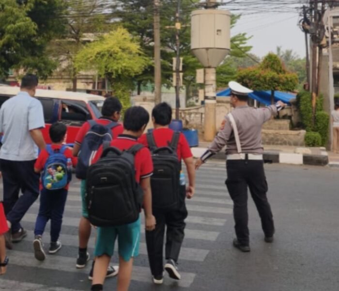 Polisi Bantu Pelajar Menyeberang, Satlantas Perkuat Pelayanan Humanis di Kawasan Tertib Lalu Lintas