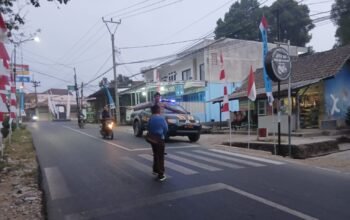 Polisi Humanis Hadir di Pagi Hari, Bantu Pelajar Menyeberang di Depan SMPN 1 Bojong