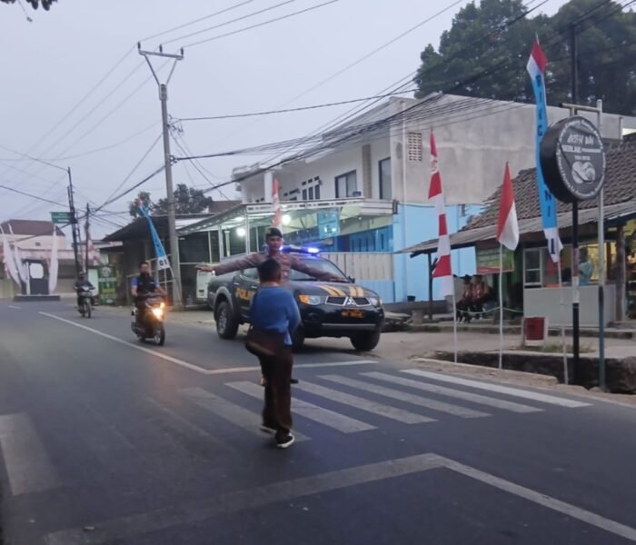 Polisi Humanis Hadir di Pagi Hari, Bantu Pelajar Menyeberang di Depan SMPN 1 Bojong