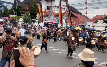 Pawai Alegoris Meriahkan HUT Ke-81 RI, Lapangan Kanti Hingga Jam Gadang Dipadati Warga