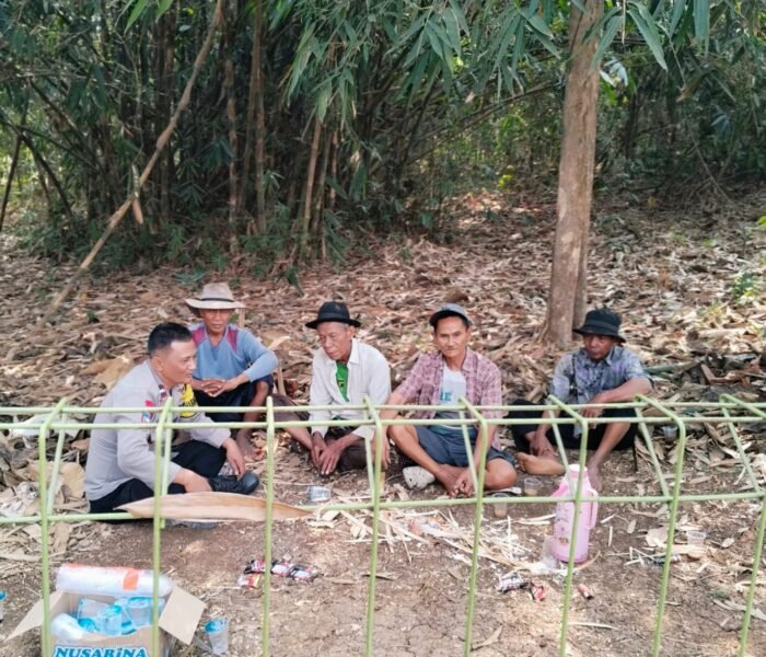Cegah Kebakaran Lahan, Bhabinkamtibmas Polsek Cibatu Sosialisasikan Layanan Polri 110
