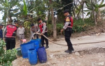 Polres Purwakarta Salurkan Air Bersih Untuk Warga Terdampak Kekeringan di Mulyamekar