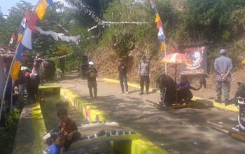 Semarak HUT Ke-81 RI,Bhabinkamtibmas Pantau Tradisi Budaya di Tempat Wisata Curug Bedul