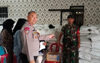 Sinergitas TNI-POLRI Kawal Penyaluran Bantuan Pangan Untuk 555 KK Warga Cijunti