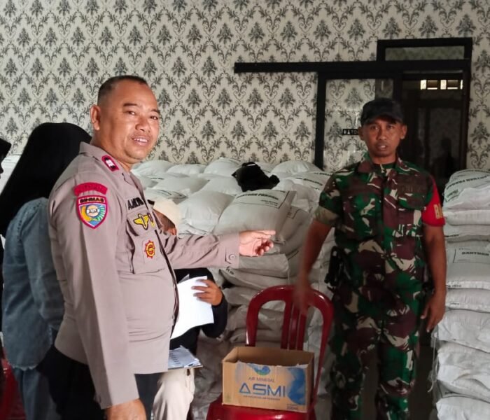 Sinergitas TNI-POLRI Kawal Penyaluran Bantuan Pangan Untuk 555 KK Warga Cijunti