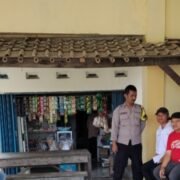 Sambangi Tokoh Pemuda, Bhabinkamtibmas Cilangkap Ajak Jaga Persatuan dan Kondusivitas Lingkungan