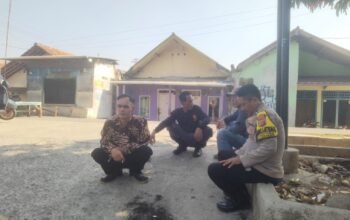 Obrolan Santai di Tengah Hajatan, Bhabinkamtibmas Nagritengah Sampaikan Pesan Kamtibmas Kepada Warga