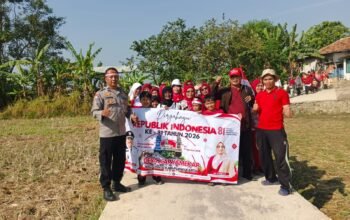 Bhabinkamtibmas Polsek Cibatu Berbaur dengan Warga, Amankan Jalan Santai HUT ke-81 RI