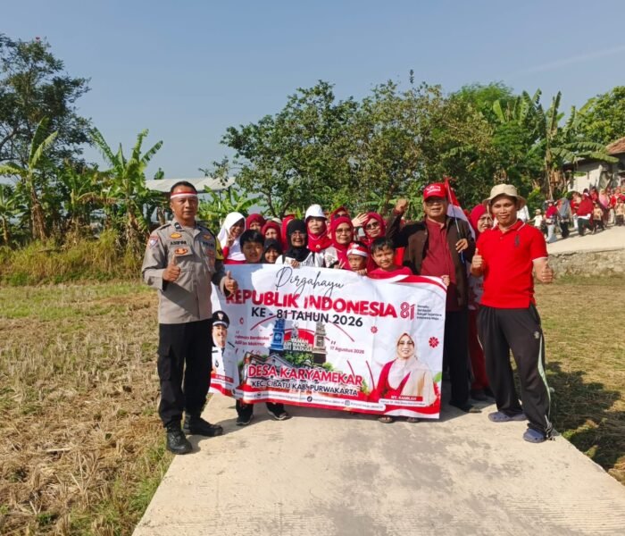 Bhabinkamtibmas Polsek Cibatu Berbaur dengan Warga, Amankan Jalan Santai HUT ke-81 RI