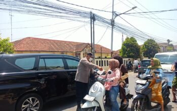 Antisipasi Dampak Abu Vulkanik Gunung Anak Krakatau, Polsek Plered Turun Ke Jalan Bagikan Masker Untuk Warga