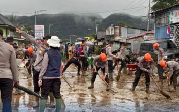 Kapolda Sumbar Djati Wiyoto Pimpin Mitigasi Galodo Solok Bersama Warga