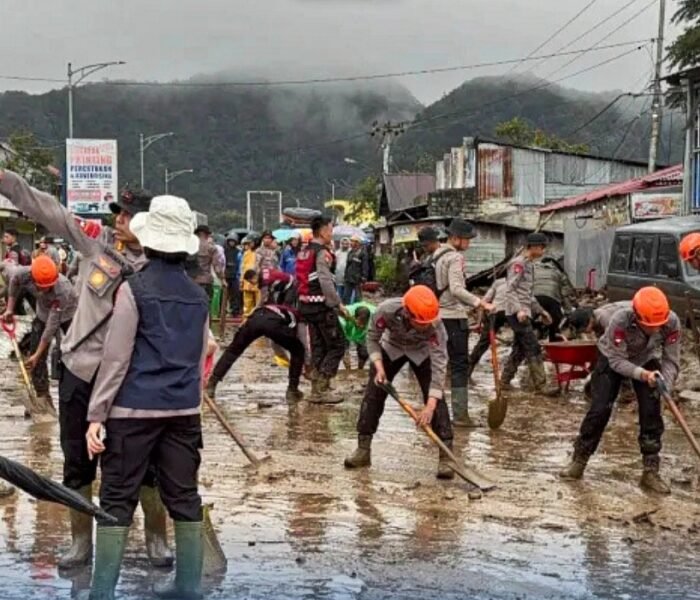 Kapolda Sumbar Djati Wiyoto Pimpin Mitigasi Galodo Solok Bersama Warga