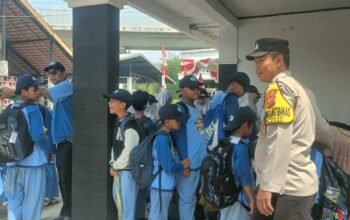 Polri Hadir di Wisata Edukasi Gerabah, Bhabinkamtibmas Pantau Kegiatan 241 Siswa di Plered